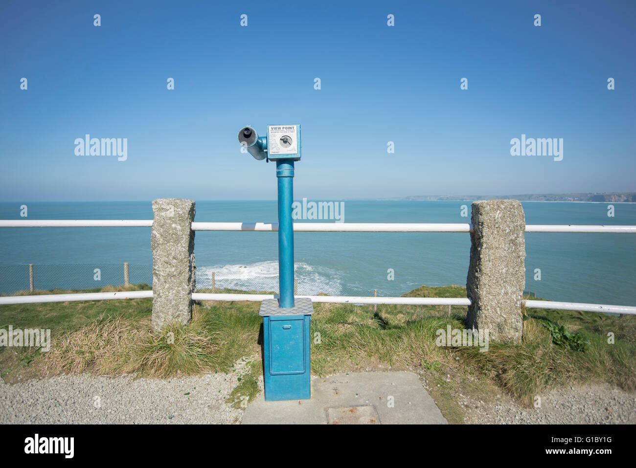 Pay per view telescopio che guarda al mare Foto Stock