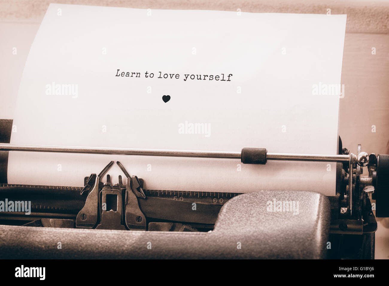 Immagine composita di imparare ad amare te stesso messaggio su sfondo bianco Foto Stock