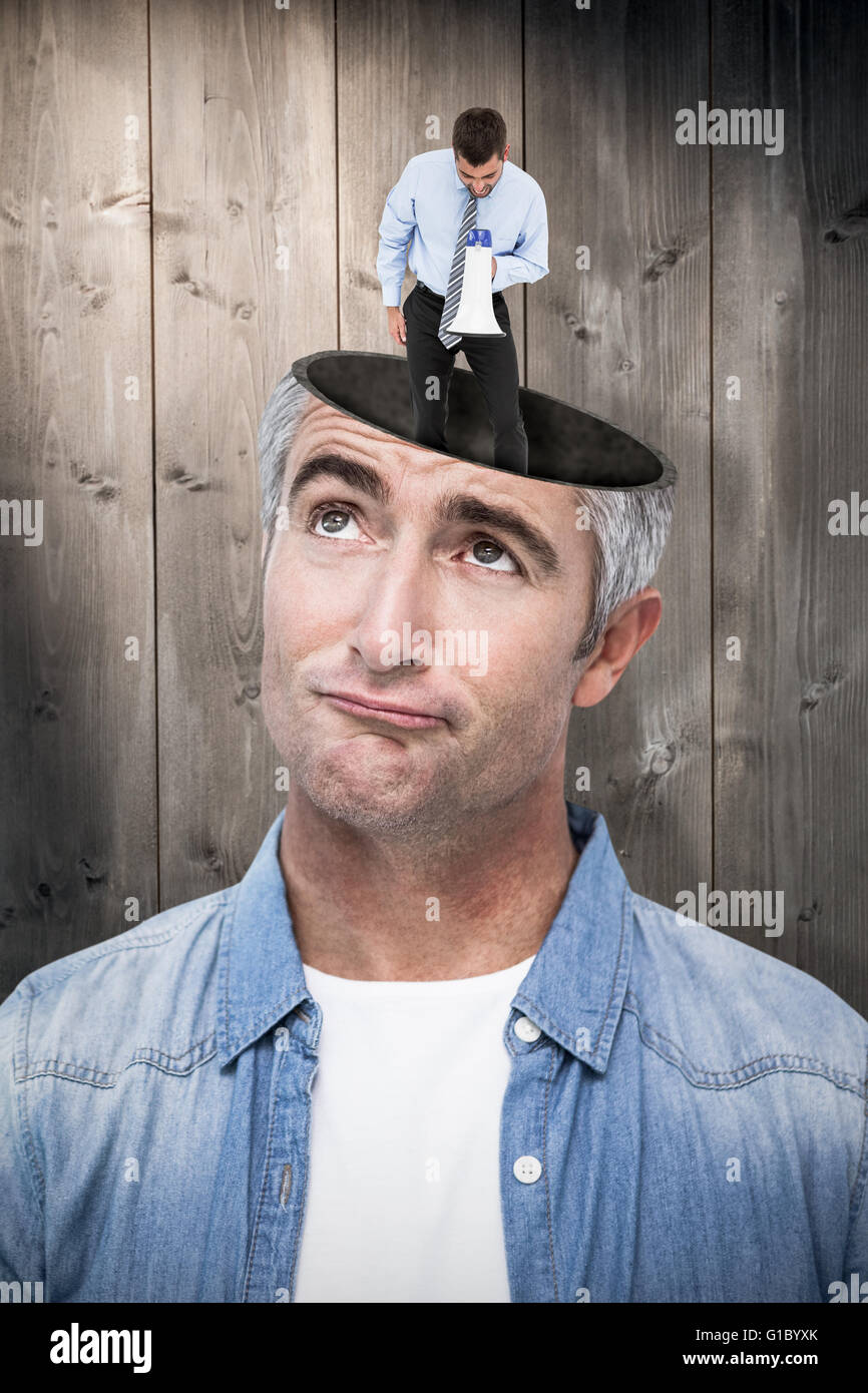 Immagine composita di imprenditore urlando attraverso il megafono Foto Stock