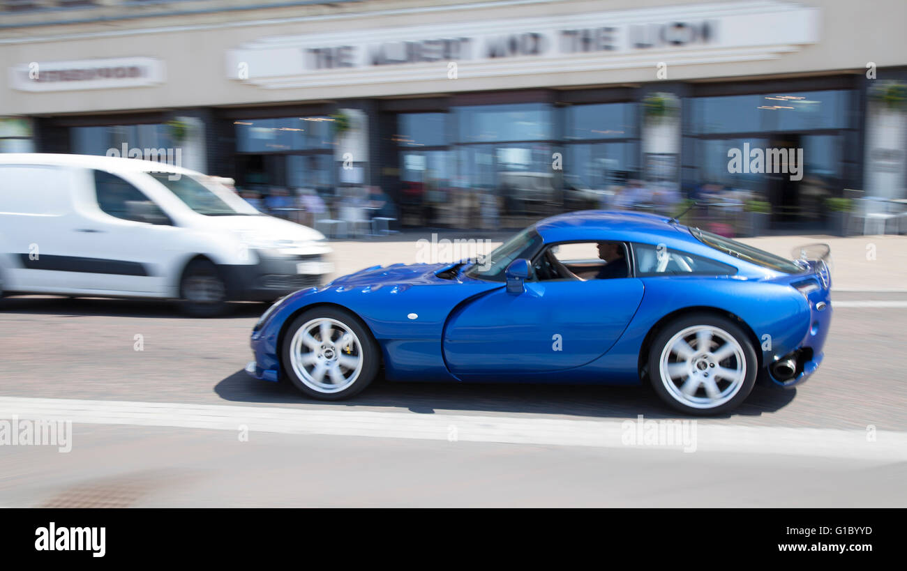 Blu TVR in movimento sul lungomare di Blackpool, Lancashire, Regno Unito. La TVR è indipendente dal produttore britannico di high-end di vetture sportive. La società produce leggero vetture sportive con motori potenti ed era, una volta, la terza più grande sport specializzati del costruttore di automobili al mondo e offre una gamma diversificata di un coupé e cabriolet. Foto Stock