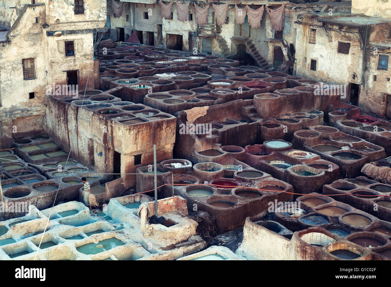 Tradizionale in pelle di concerie nella Medina di Fez, Marocco Foto Stock