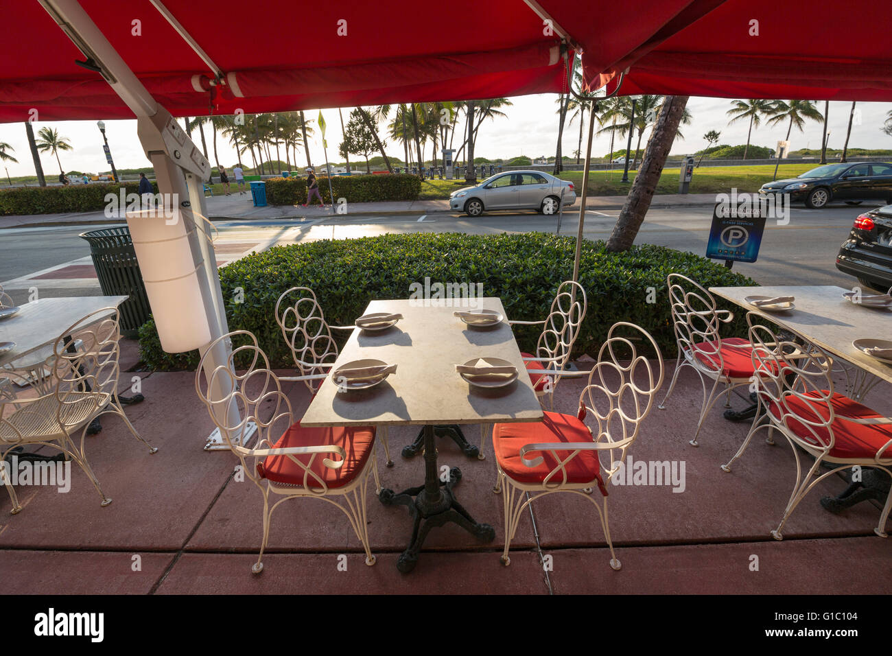 Impostare vuoto OUTDOOR CAFE tavoli da pranzo Ocean Drive e South Beach Miami Beach Florida USA Foto Stock