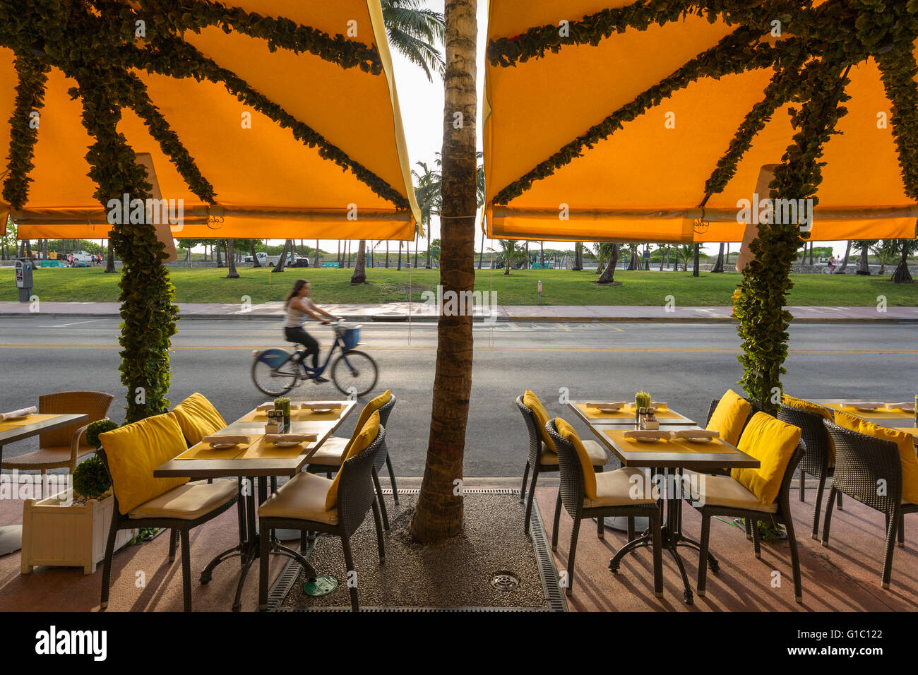 Impostare vuoto OUTDOOR CAFE tavoli da pranzo LESLIE HOTEL Ocean Drive e South Beach Miami Beach Florida USA Foto Stock