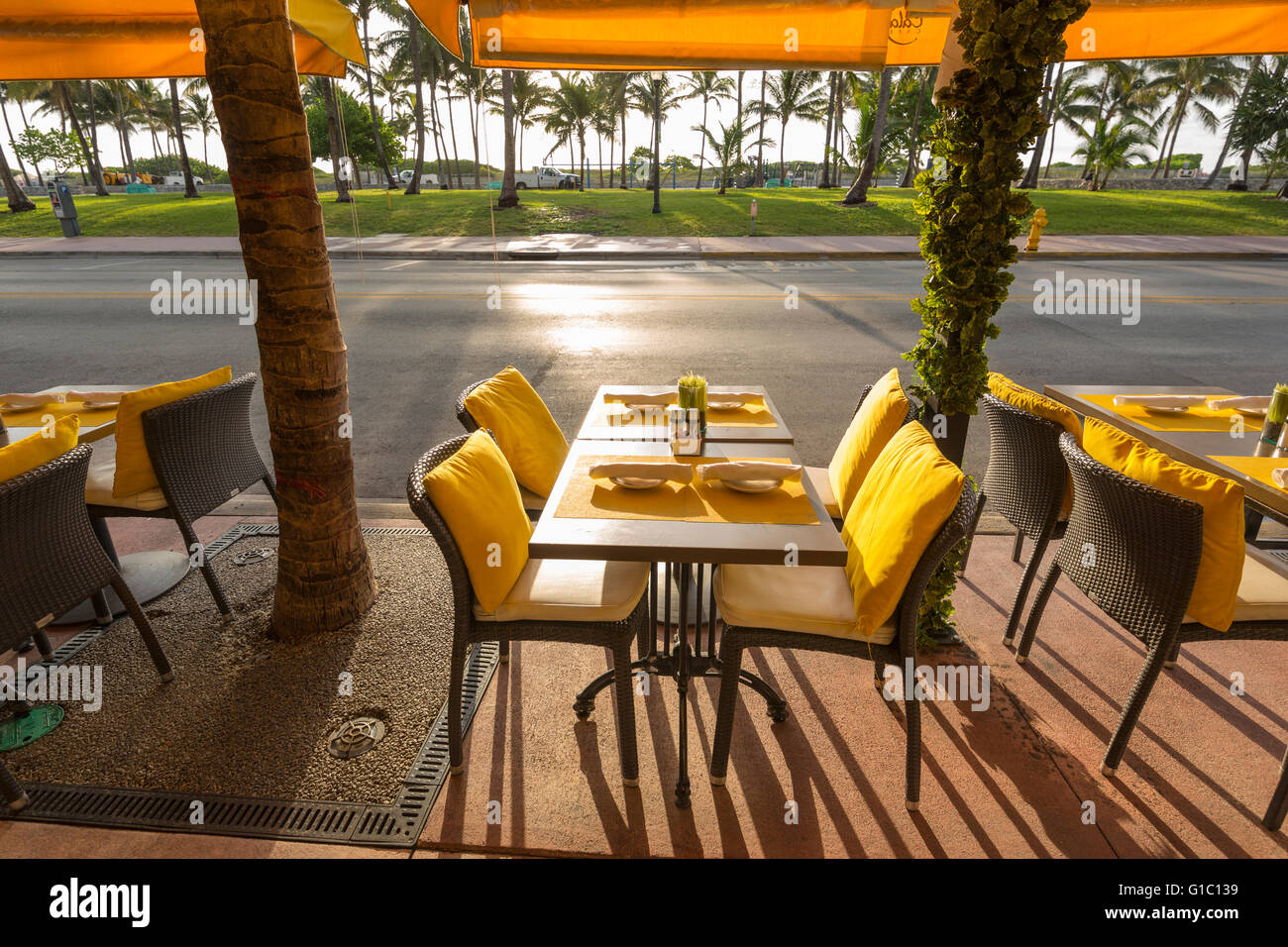 Impostare vuoto OUTDOOR CAFE tavoli da pranzo LESLIE HOTEL Ocean Drive e South Beach Miami Beach Florida USA Foto Stock