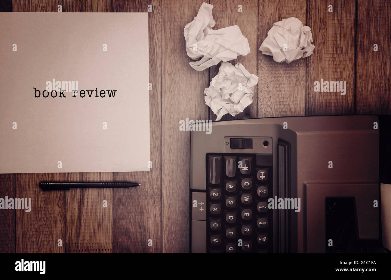 Immagine composita della recensione libro messaggio su sfondo bianco Foto Stock