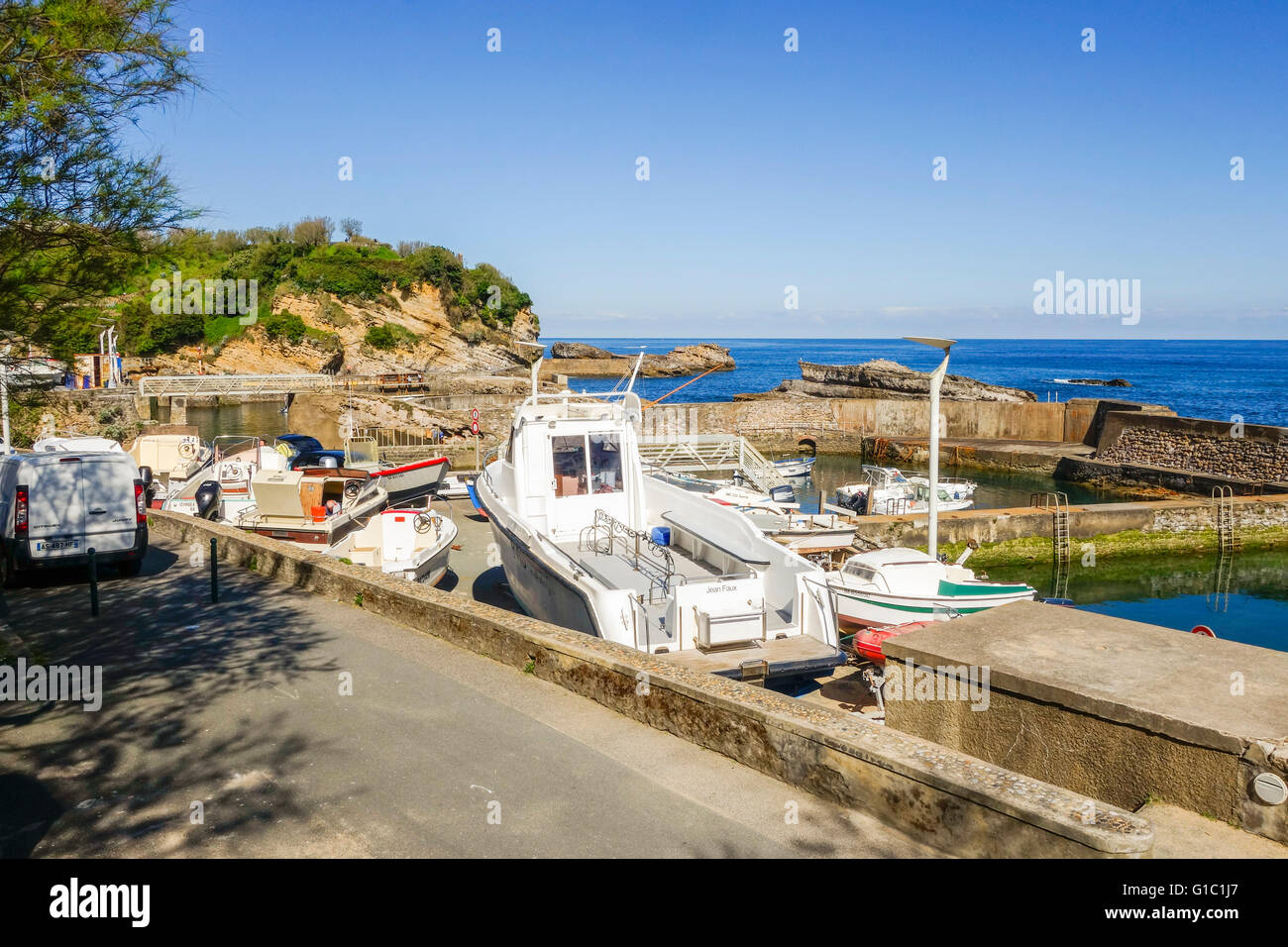 Piccole imbarcazioni a Port des Pêcheurs, antico porto di pescatori, a Biarritz. Aquitaine, paese basco, Francia. Foto Stock