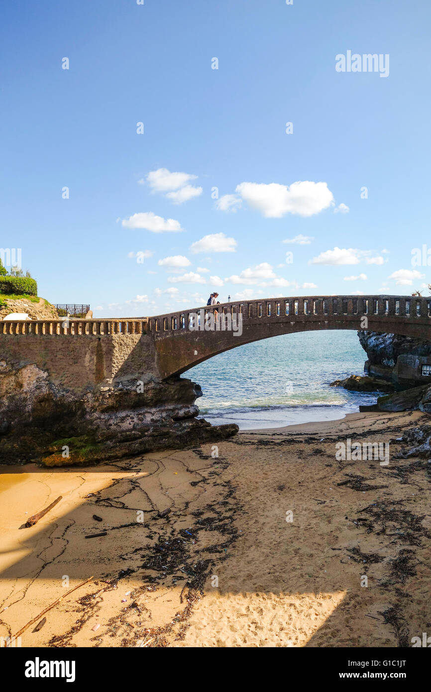 Passerelle di arco sulla spiaggia, Le Rocher du Basta, Grande Plage, a Biarritz. Aquitaine, paesi baschi francesi, Francia. Foto Stock