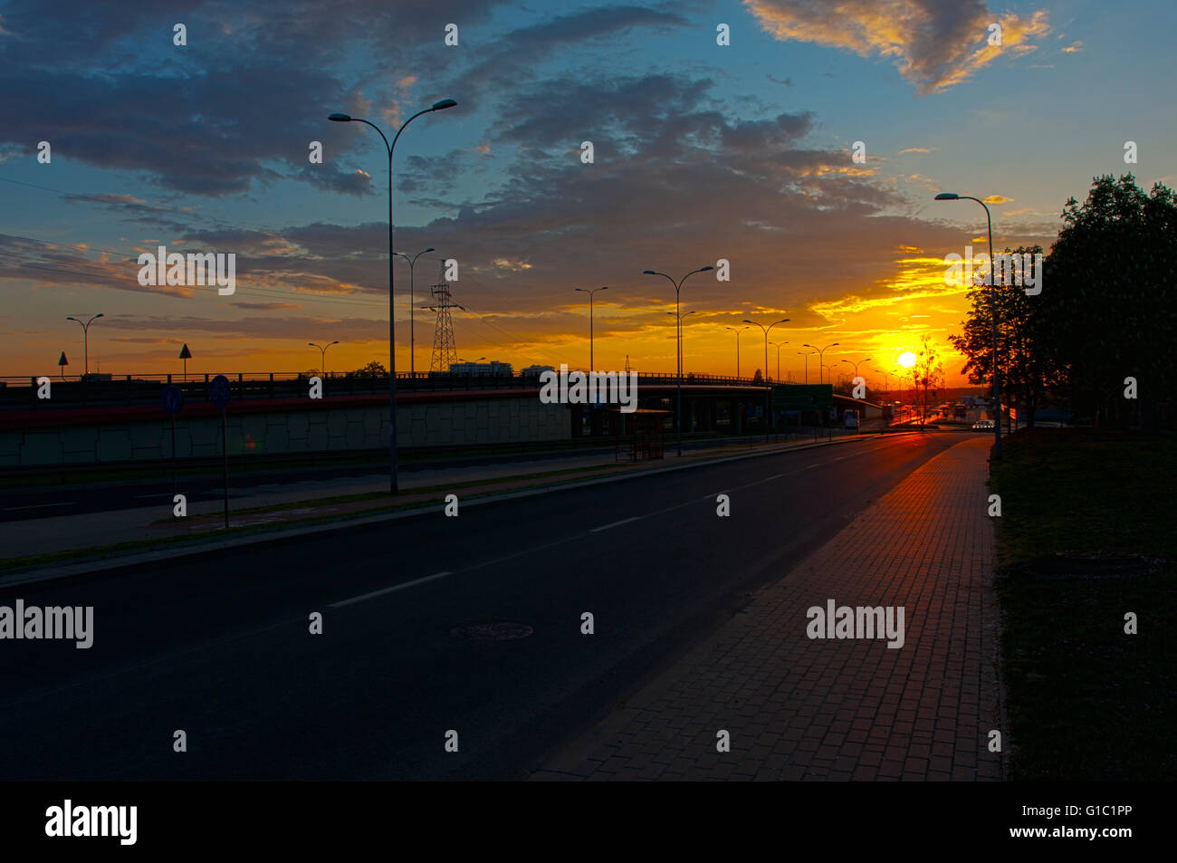 Architettura. Al di sotto del viadotto della città,sera sunset Foto Stock