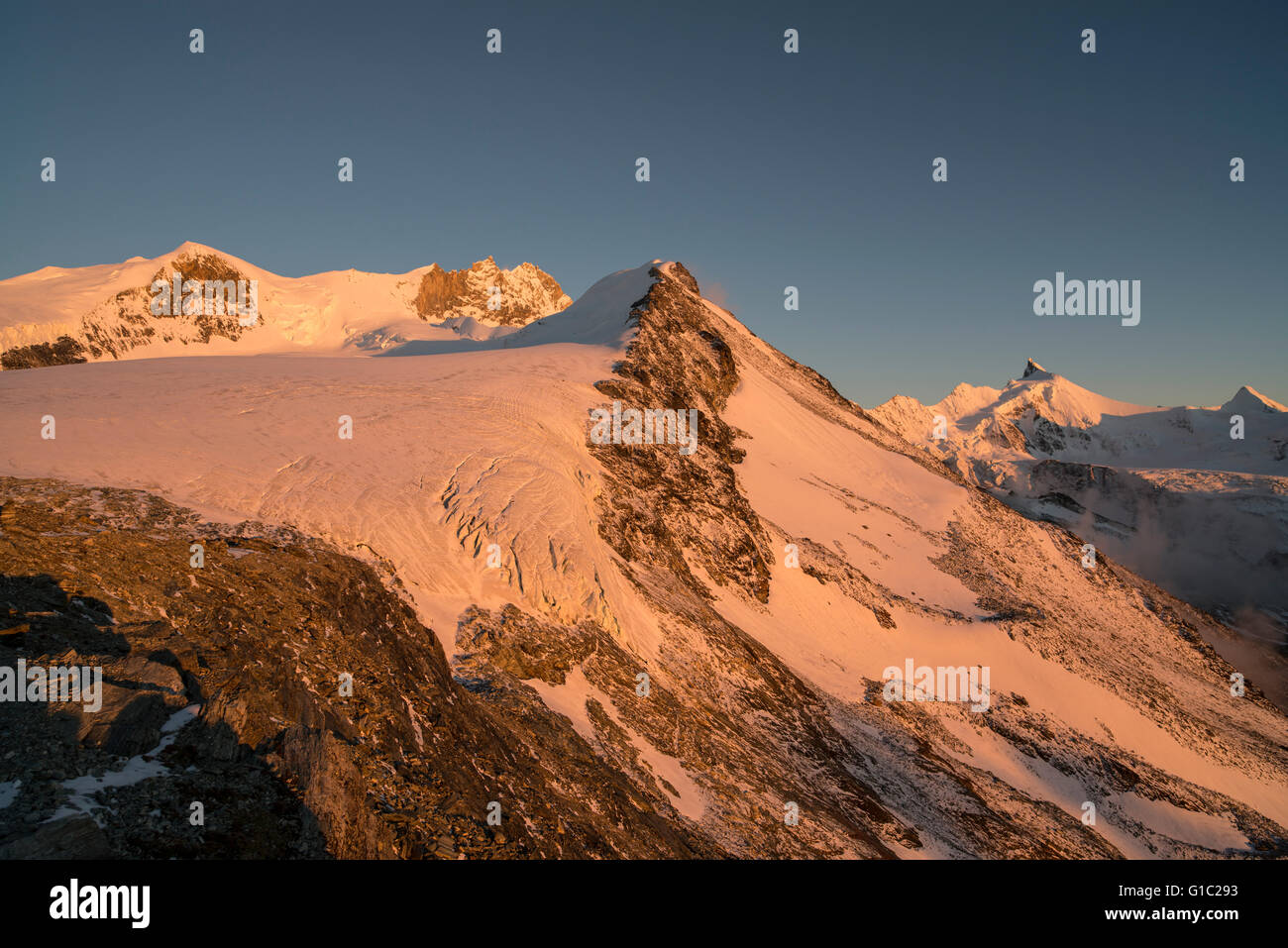 Tete de Milon und Turtmanngletscher von der Tracuithütte aus gesehen im Abendlicht. Sundown nelle montagne delle Alpi del Vallese Suisse Foto Stock