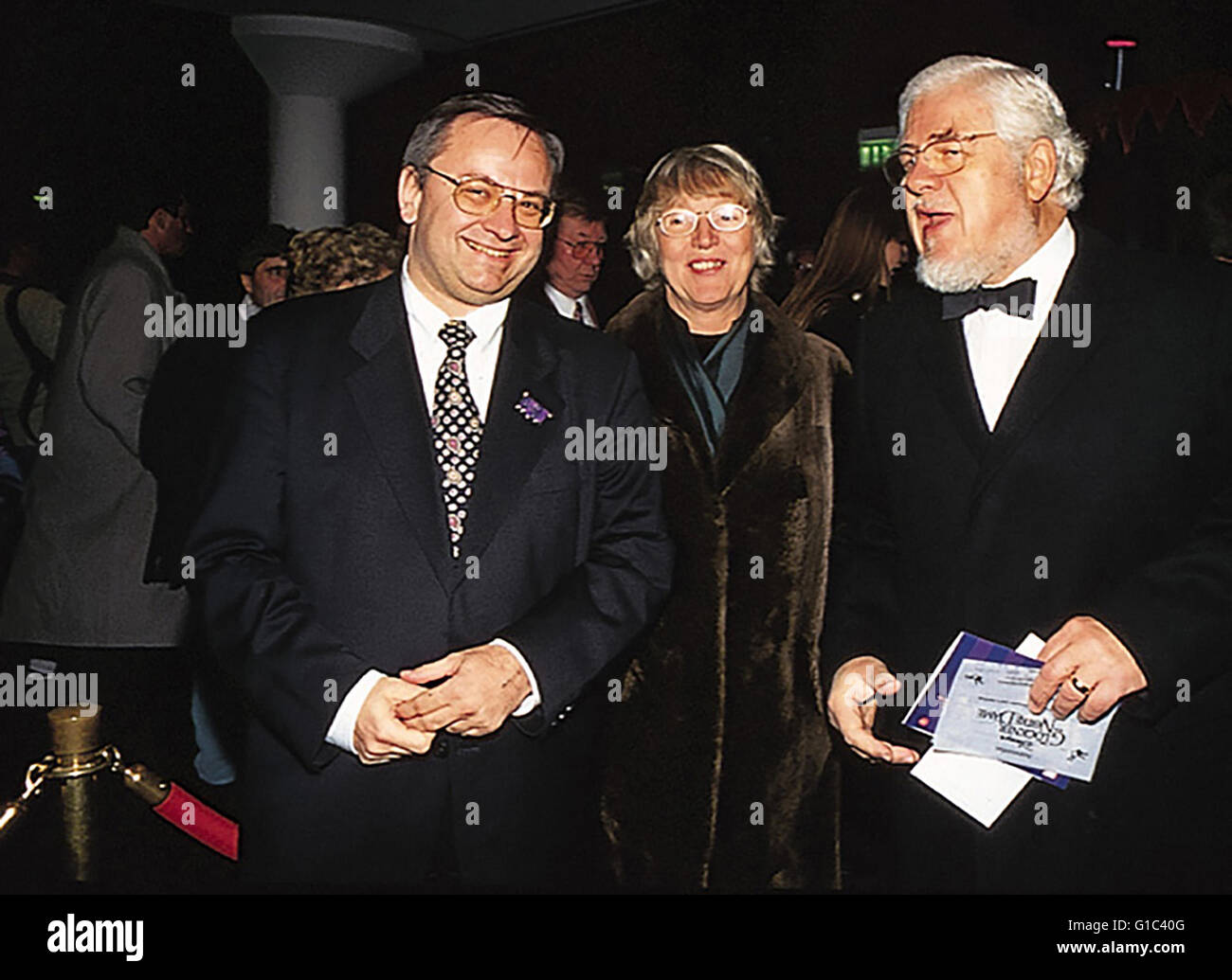 Braun, Wolfgang (Buena Vista) / Bill Ramsey,|Anlass: Premiere von 'Der Glöckner von Notre Dame'||Aufgenommen in: Cinemaxx, Amburgo|Namen v.l.n.r.: Braun, Wolfgang (G Foto Stock