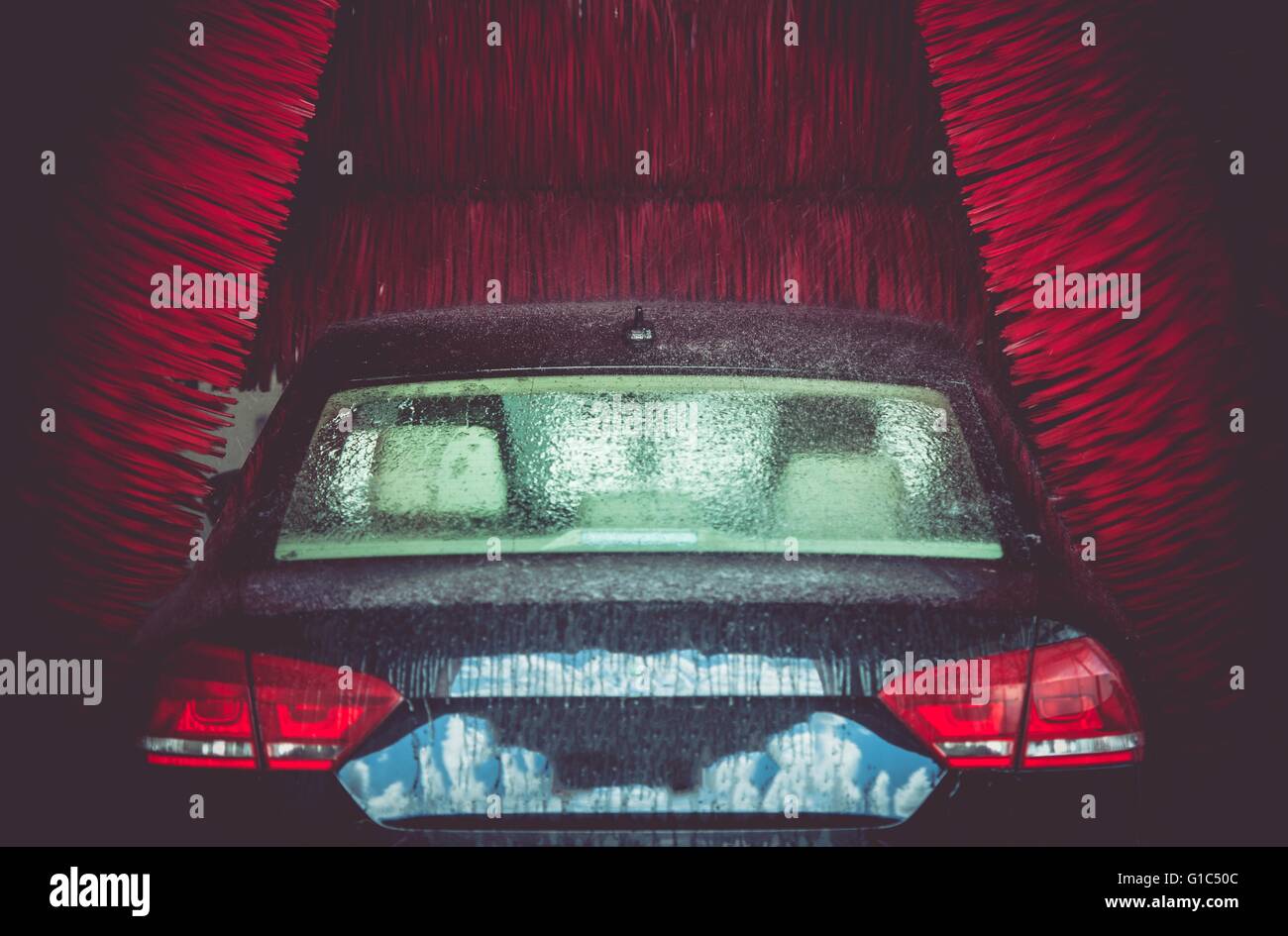 Spazzola automatica per il lavaggio di auto in azione. Elegante e moderno di dimensioni complete auto in auto nello Stato di Washington Foto Stock