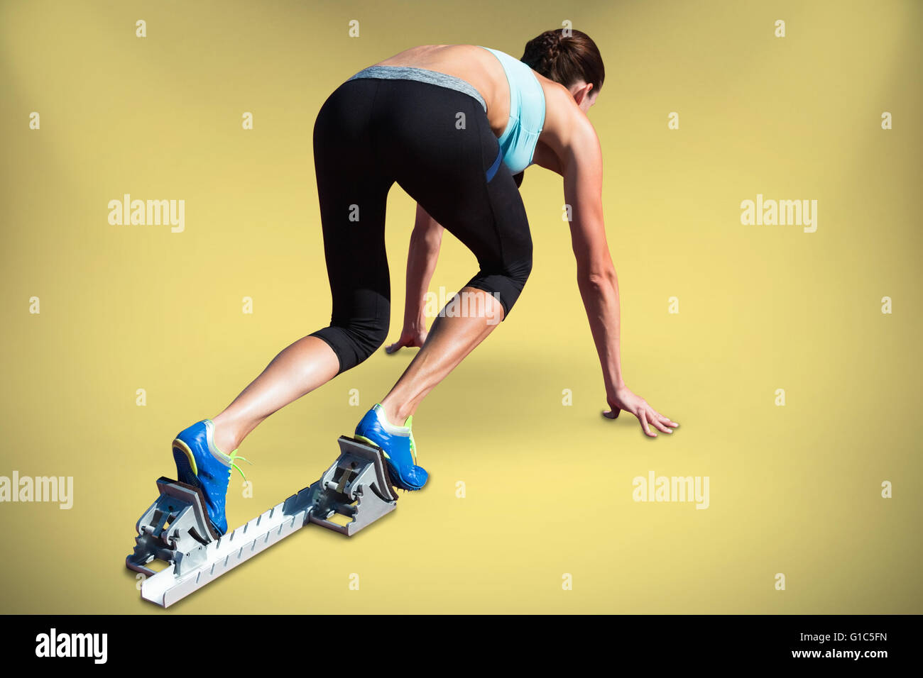 Immagine composita di atleta donna nell'avviamento e blocco Foto Stock