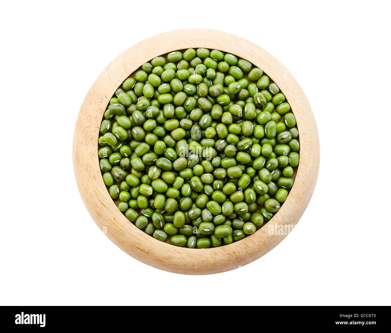 Verde fagioli mung semi nel piatto di legno isolato su sfondo bianco, salva percorso di clipping. Foto Stock