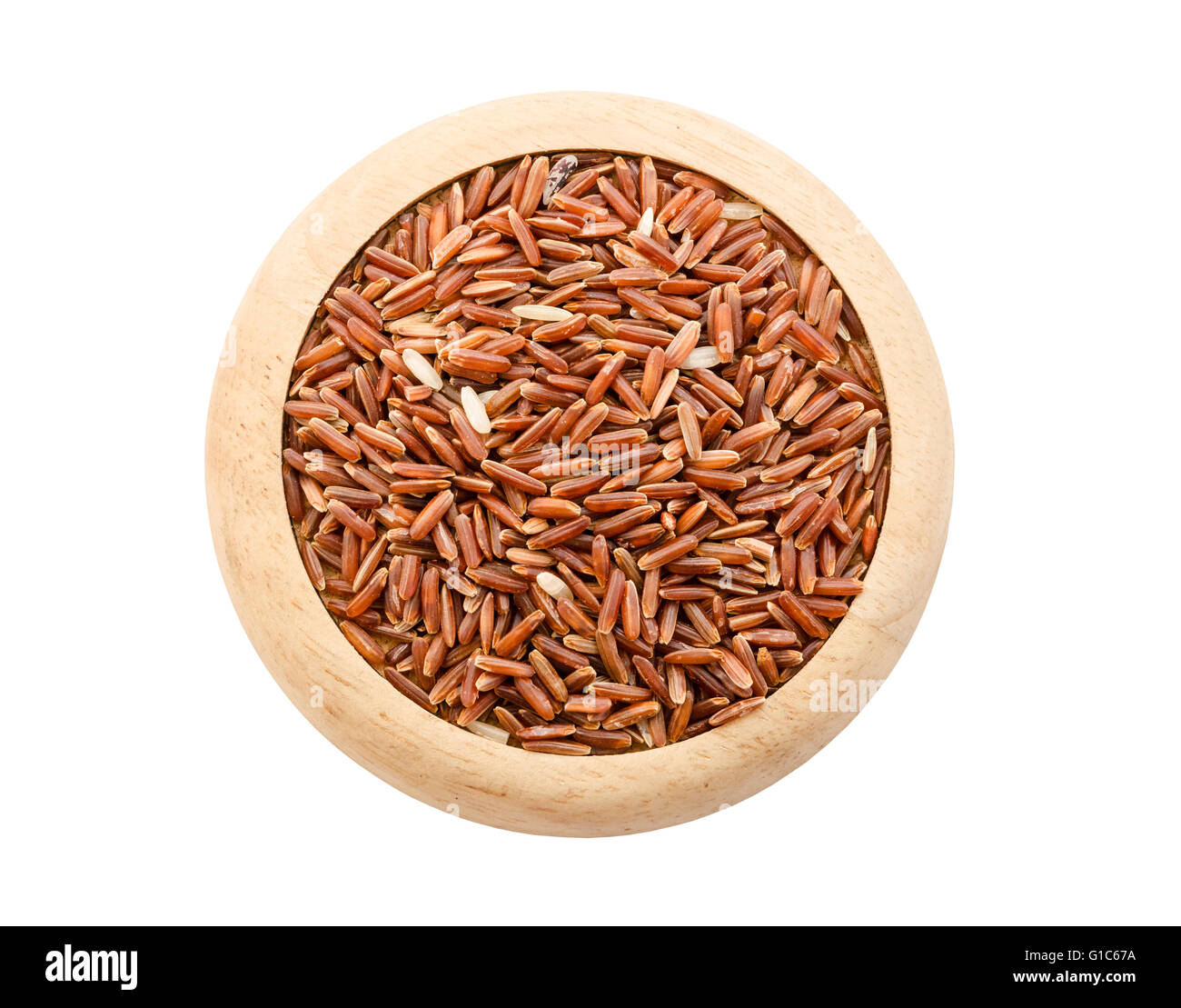 Materie riso marrone nel piatto di legno isolato su sfondo bianco, salva percorso di clipping. Foto Stock