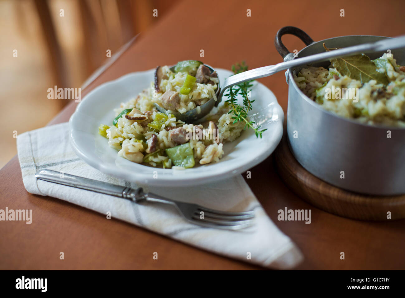 Risotto con funghi, carne e erbe aromatiche fresche. Foto Stock