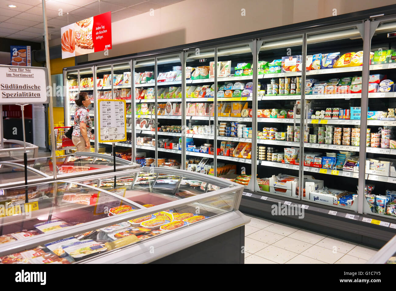 Refrigerater con parte anteriore in vetro con prodotti freschi di REWE supermercato Foto Stock