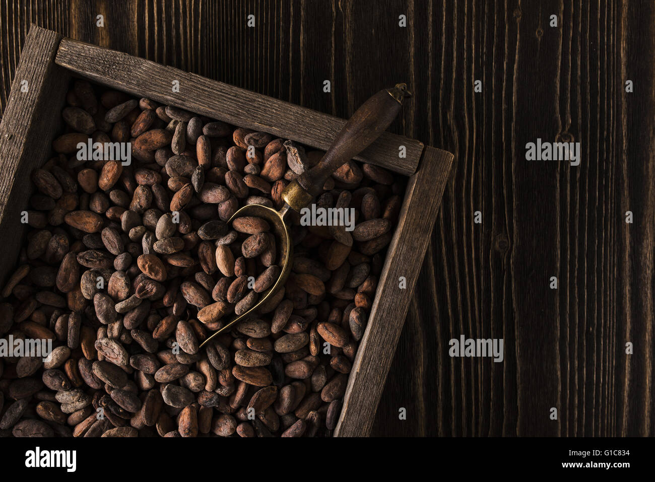 Ruvido cassa di legno con materie prime fave di cacao Foto Stock