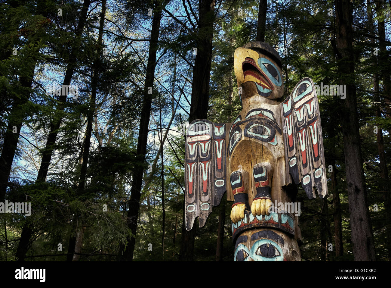 Il totem pole a Totem Bight State Historical Park, vicino a Ketchikan, STATI UNITI D'AMERICA Foto Stock