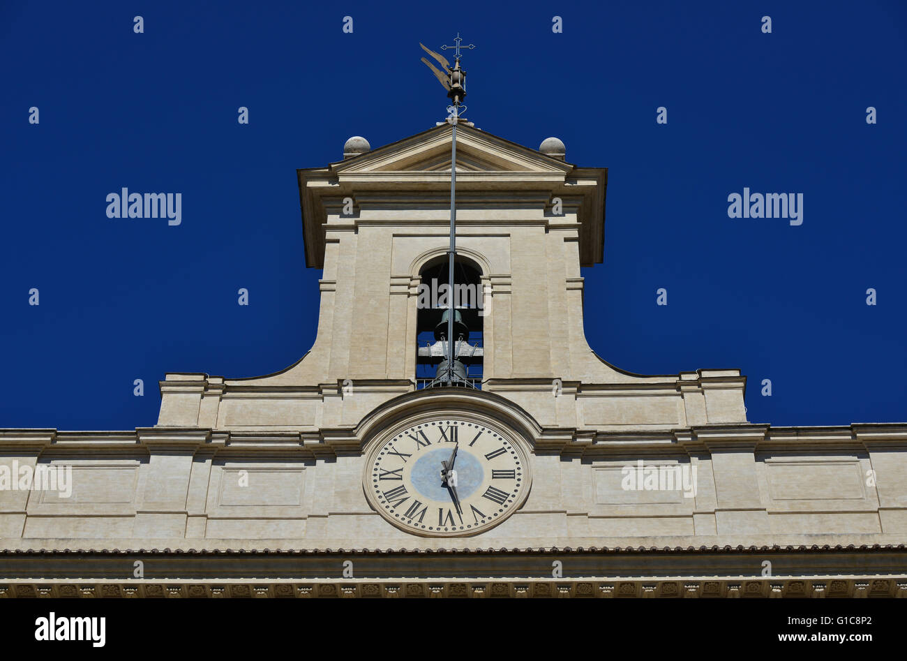 Montecitorio, la Camera dei Deputati italiana il Parlamento campanile con orologio, progettato dall'architetto Carlo Fontana nel XVII secolo Foto Stock