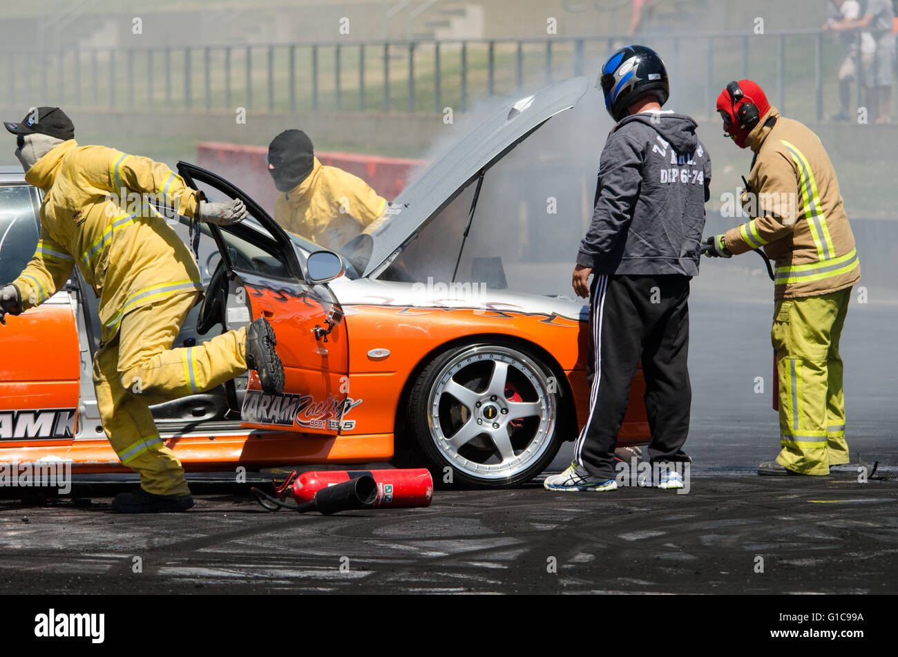 Sydney, Australia. 5 Ottobre, 2015. I driver forniti gli spettatori e giudici il loro miglior burnout durante il 2015 Burnout Maina concorrenza che ha avuto luogo presso la Western Sydney Dragway Internazionale (Sydney Dragway) Foto Stock