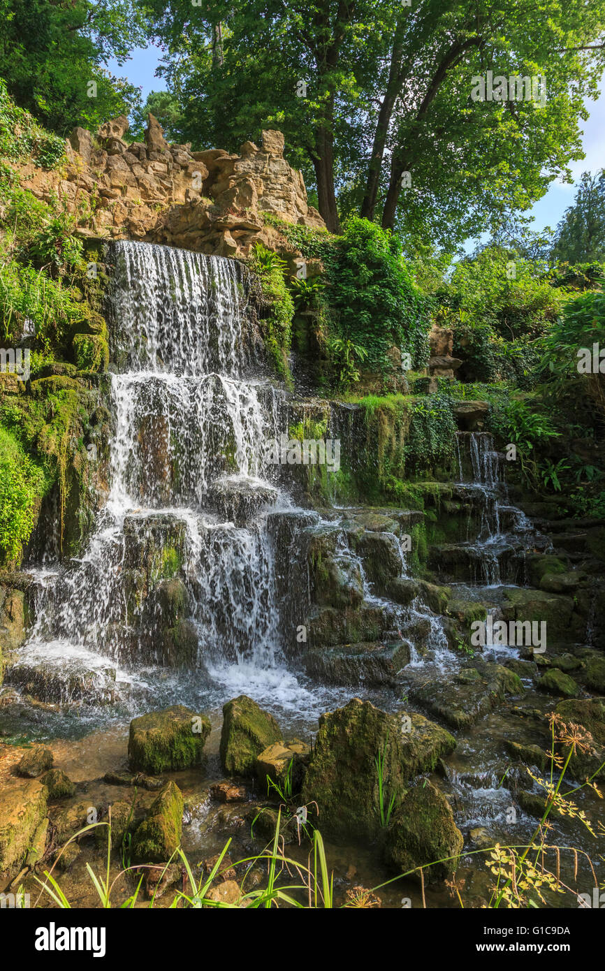 La Cascata di da Charles Hamilton nella motivazione della struttura Bowood House paesaggistico di Capability Brown, Calne, Wiltshire, Regno Unito Foto Stock