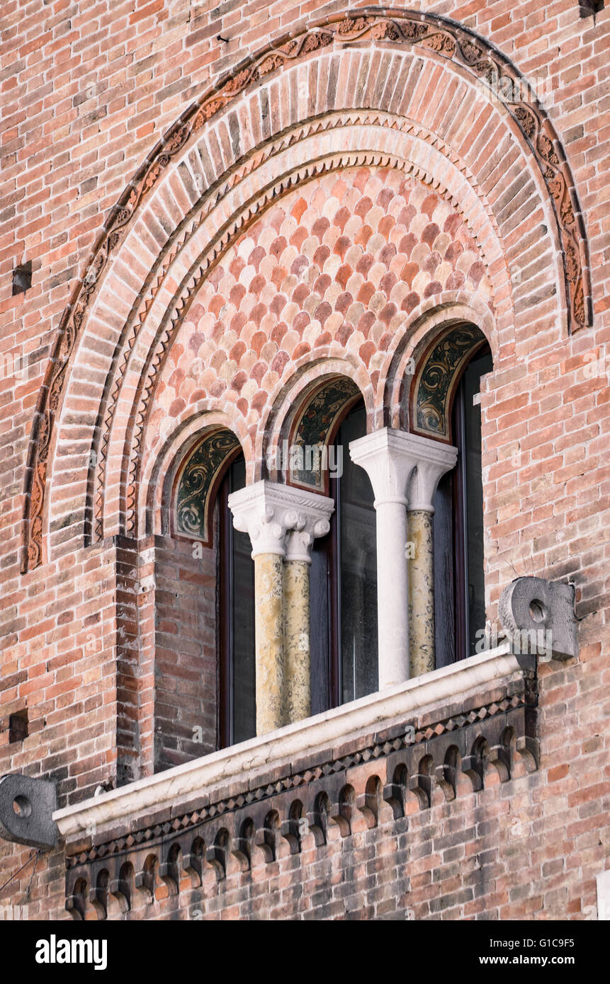 Trifora di italiano palazzo medievale. Foto Stock