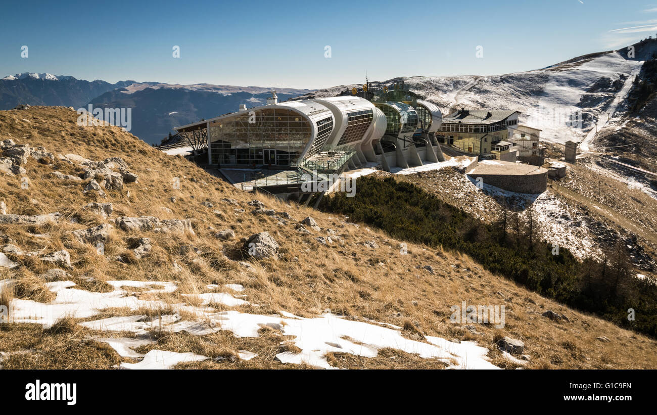 Stazione di montagna vista della Funivia Malcesine Monte Baldo, una delle funivie più moderne e avanzate nel mondo. Foto Stock