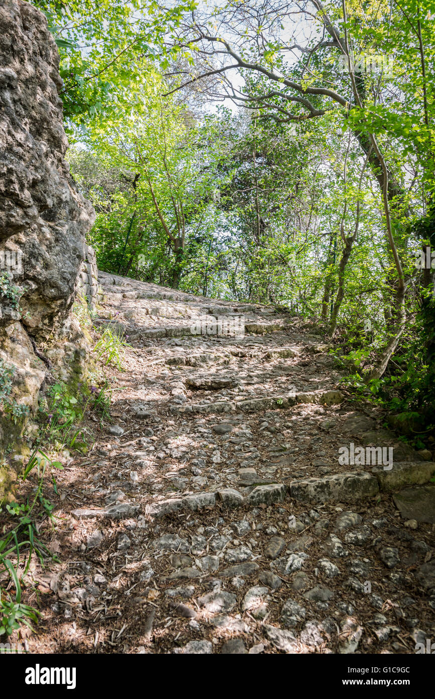 La pietra antica strada che conduce al castello medievale di Marostica, Italia. Foto Stock La pietra antica strada che conduce al castello medievale di Marostica, Italia. Foto Stock