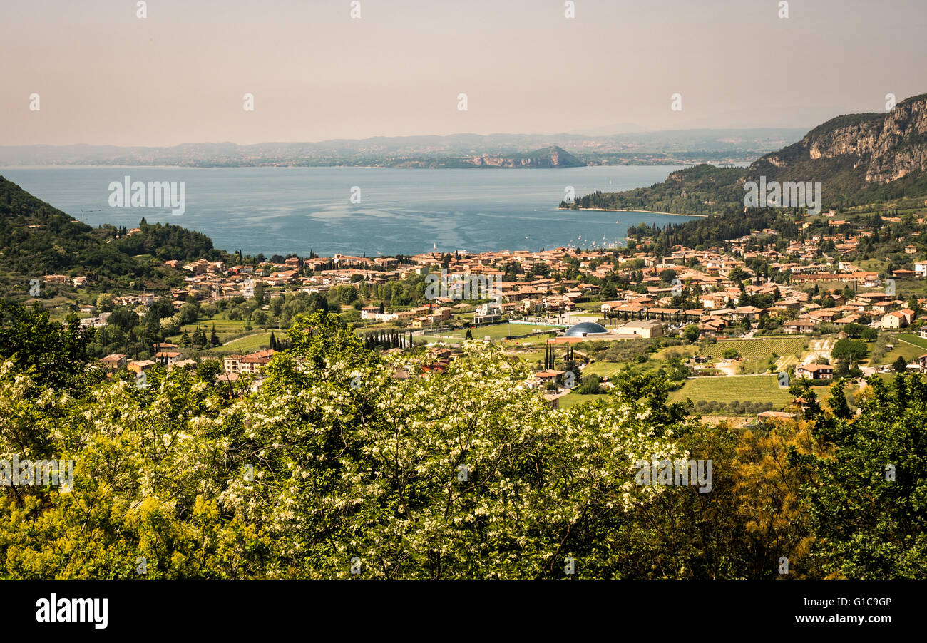 Il lago di Garda e Garda viste sulla città dalle colline circostanti Foto Stock