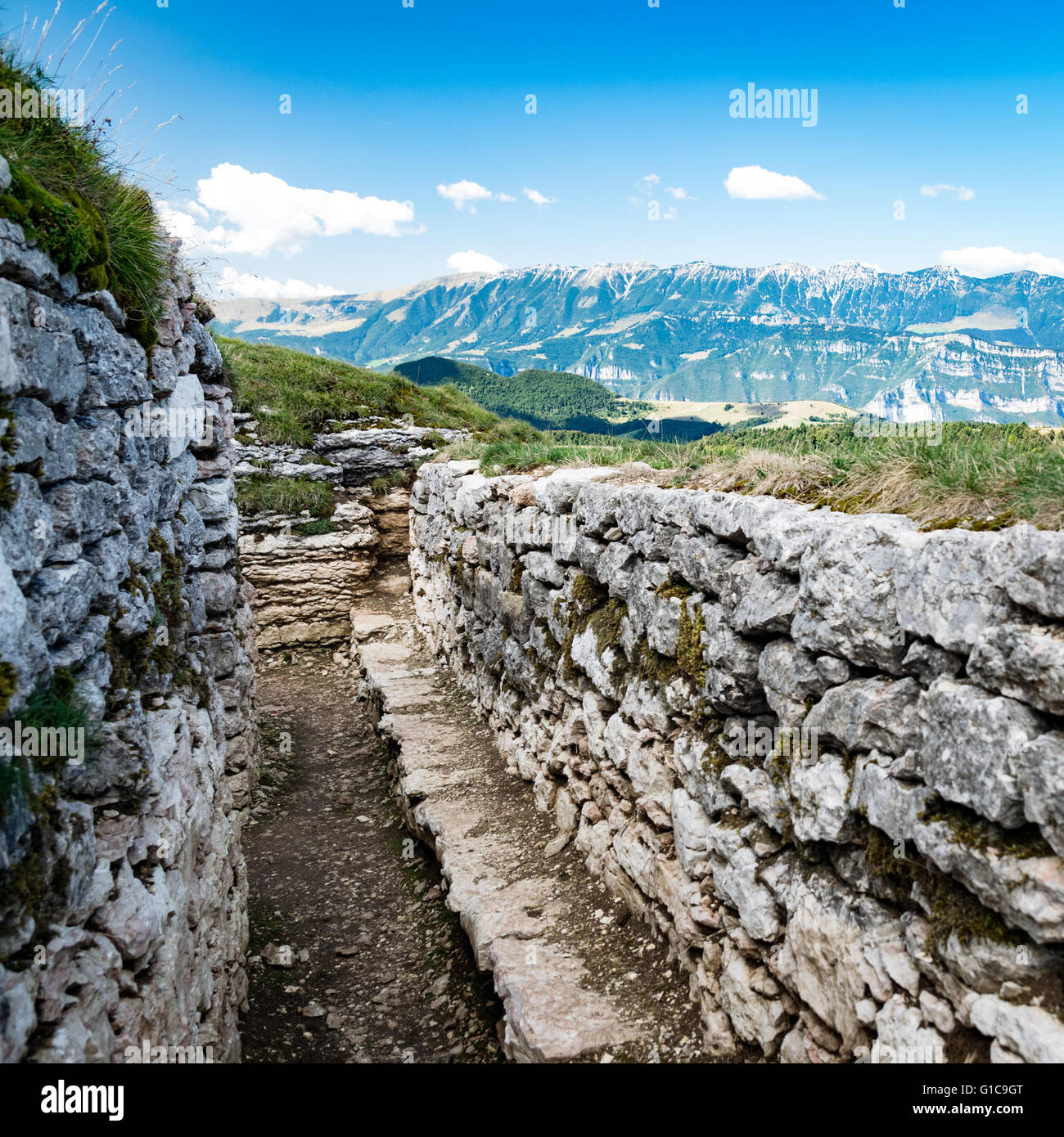 Trincea scavata nella roccia risalenti alla Prima Guerra Mondiale si trova sulle Alpi italiane. Foto Stock