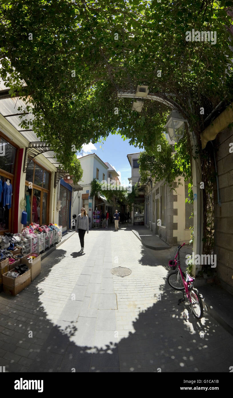 Mirina's P. Kida str., è l'unica strada che attraversa la città vecchia di mercato conosciuto localmente come Castro. Lemnos Island, Grecia Foto Stock