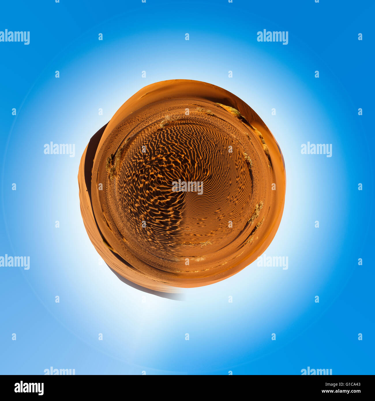 Splendido piccolo pianeta di dune di sabbia in Sossusvlei con le forme del vento sulle dune di sabbia, Namibia, sunrise scena. Concetto di ecologia. Sa Foto Stock