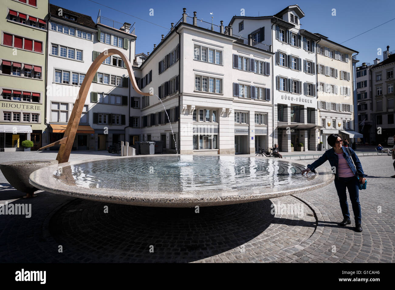 La fontana al Münsterhof, Zurigo, Svizzera. Foto Stock