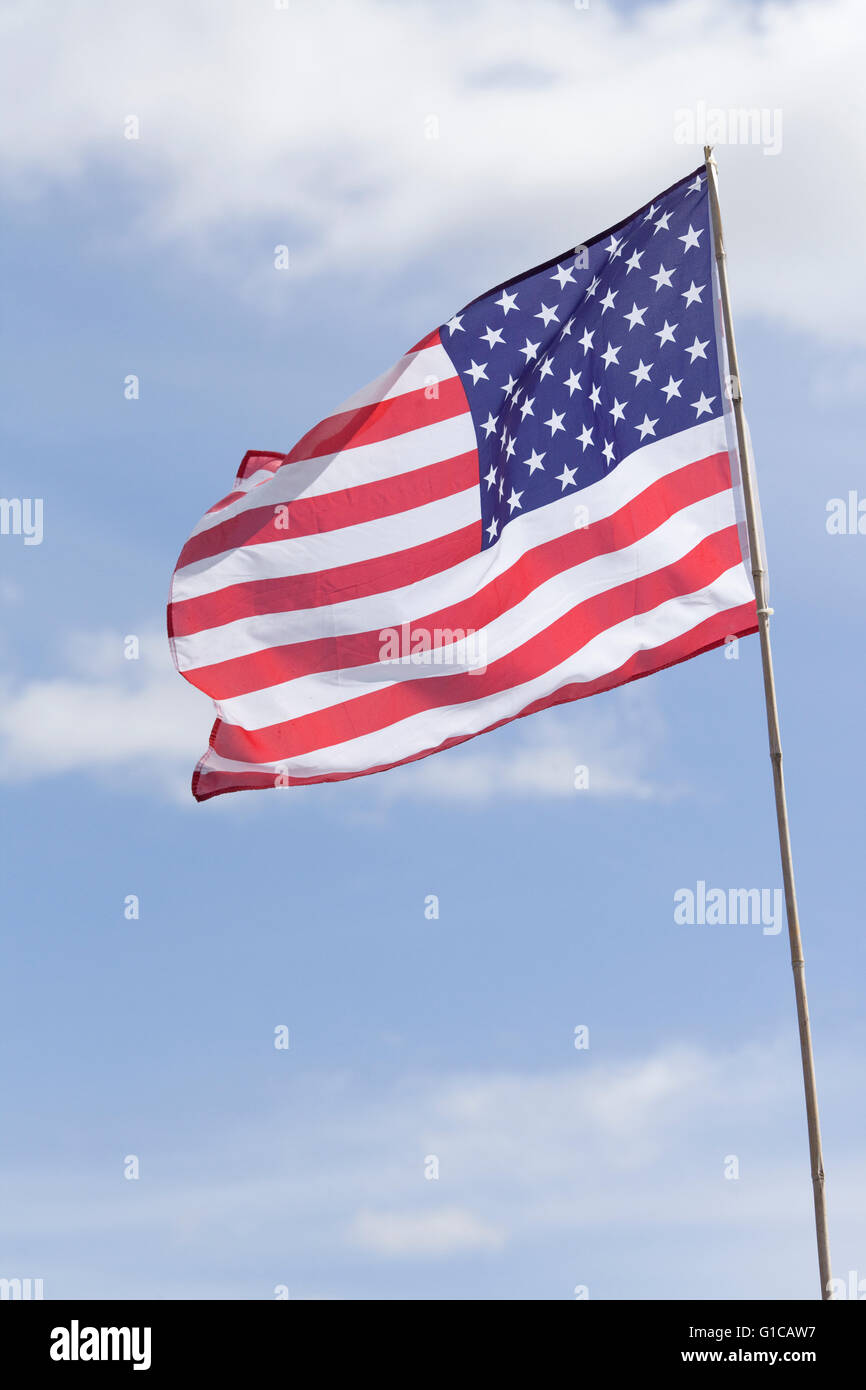 Bandiera degli Stati Uniti d'America, blu cielo molto nuvoloso Foto Stock