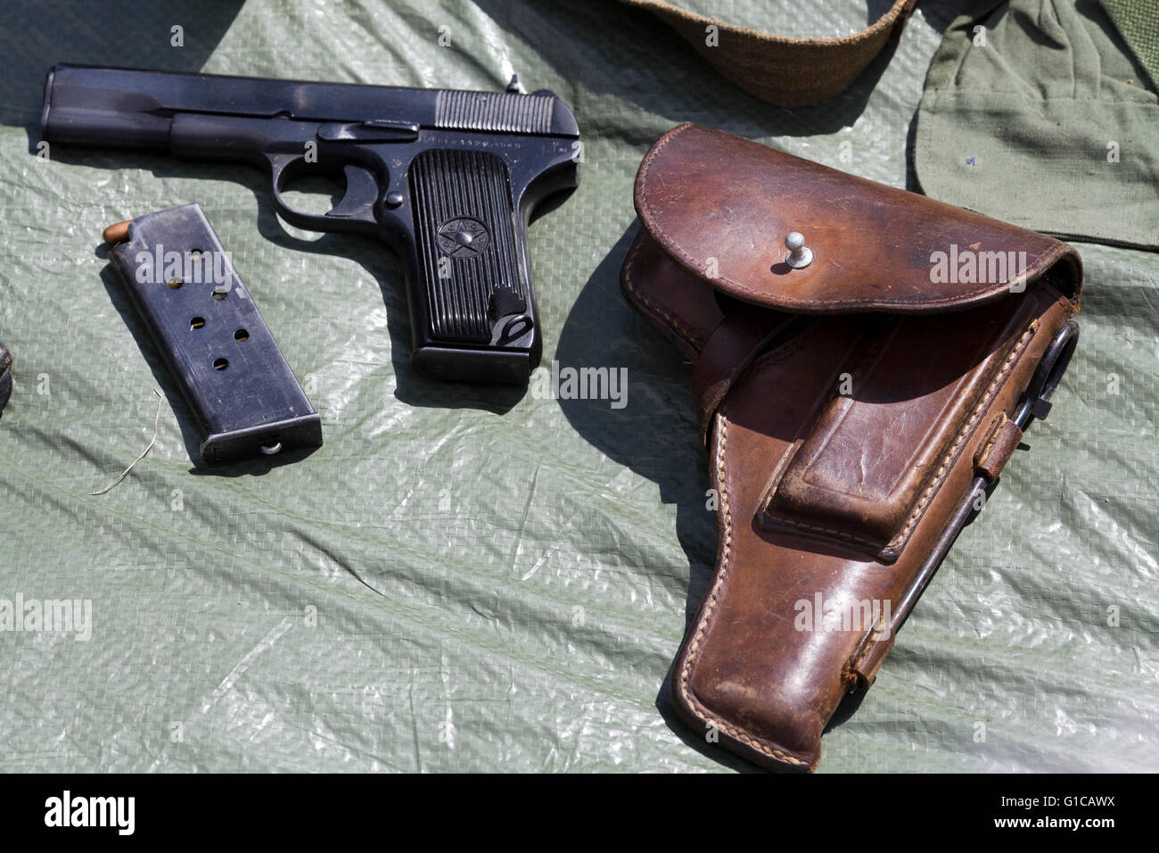 M1911A1 a singola azione, semi-automatico, magazine-fed, recoil azionato a pistola e custodia in pelle Foto Stock