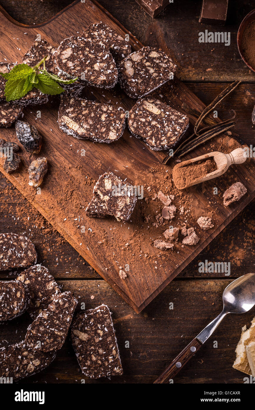 Salame di cioccolato le fette su un tagliere Foto Stock