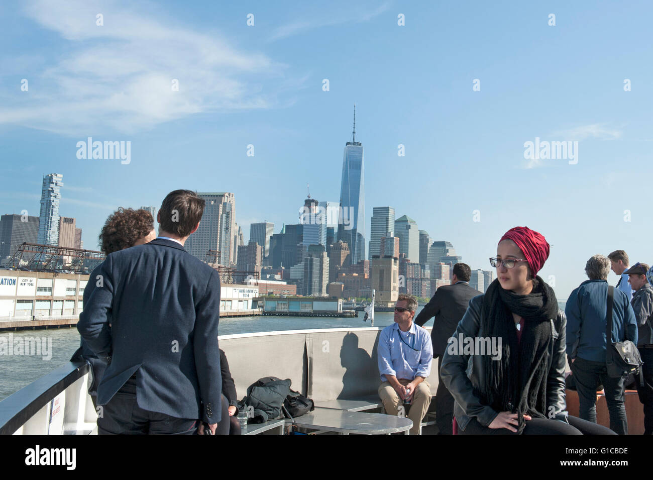 I turisti in una barca sul fiume Hudson con la parte inferiore di Manhattan in background. Foto Stock