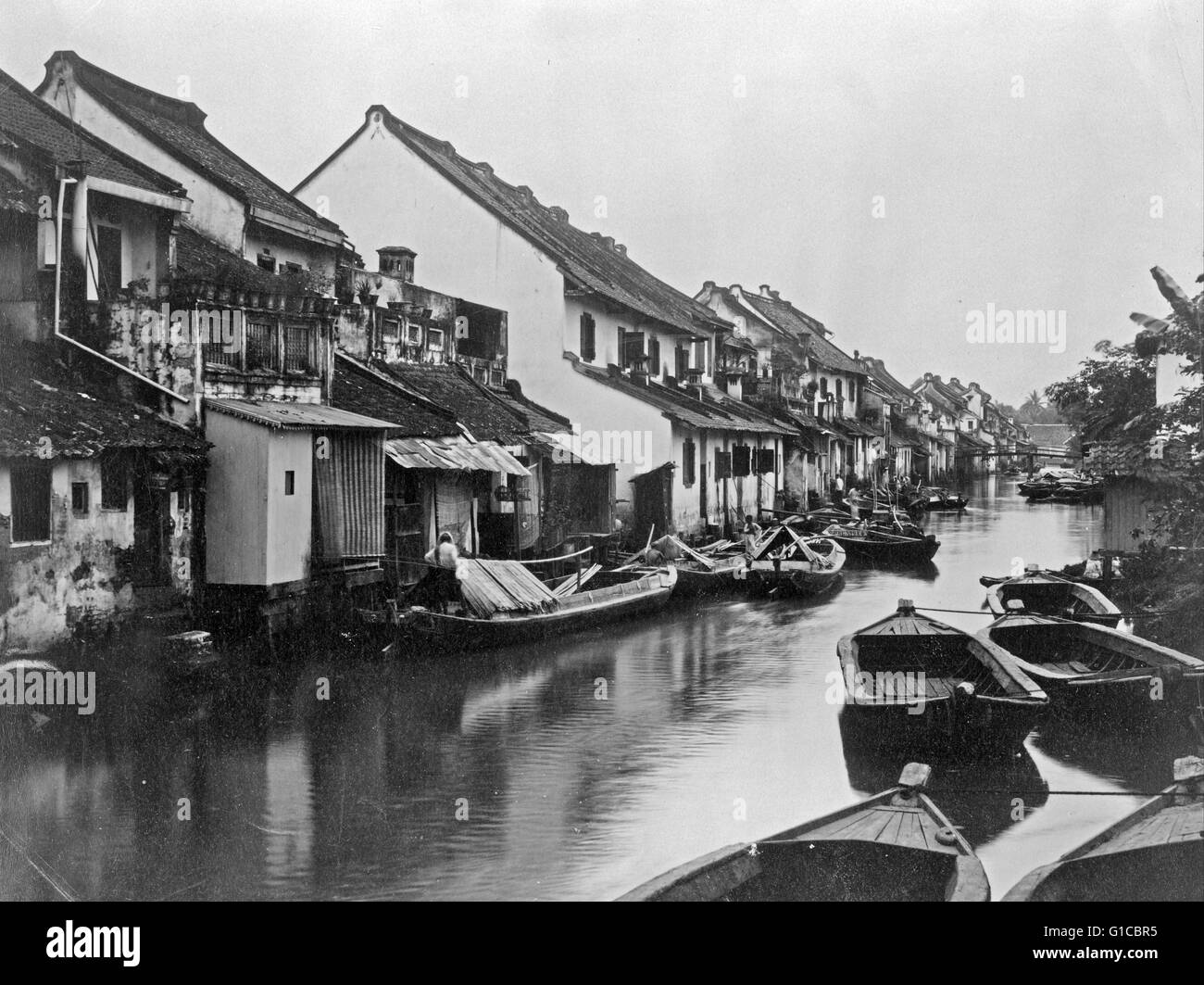 Stampa fotografica che mostra le piccole imbarcazioni sul villaggio canal in Java, Indonesia. Datata 1890 Foto Stock