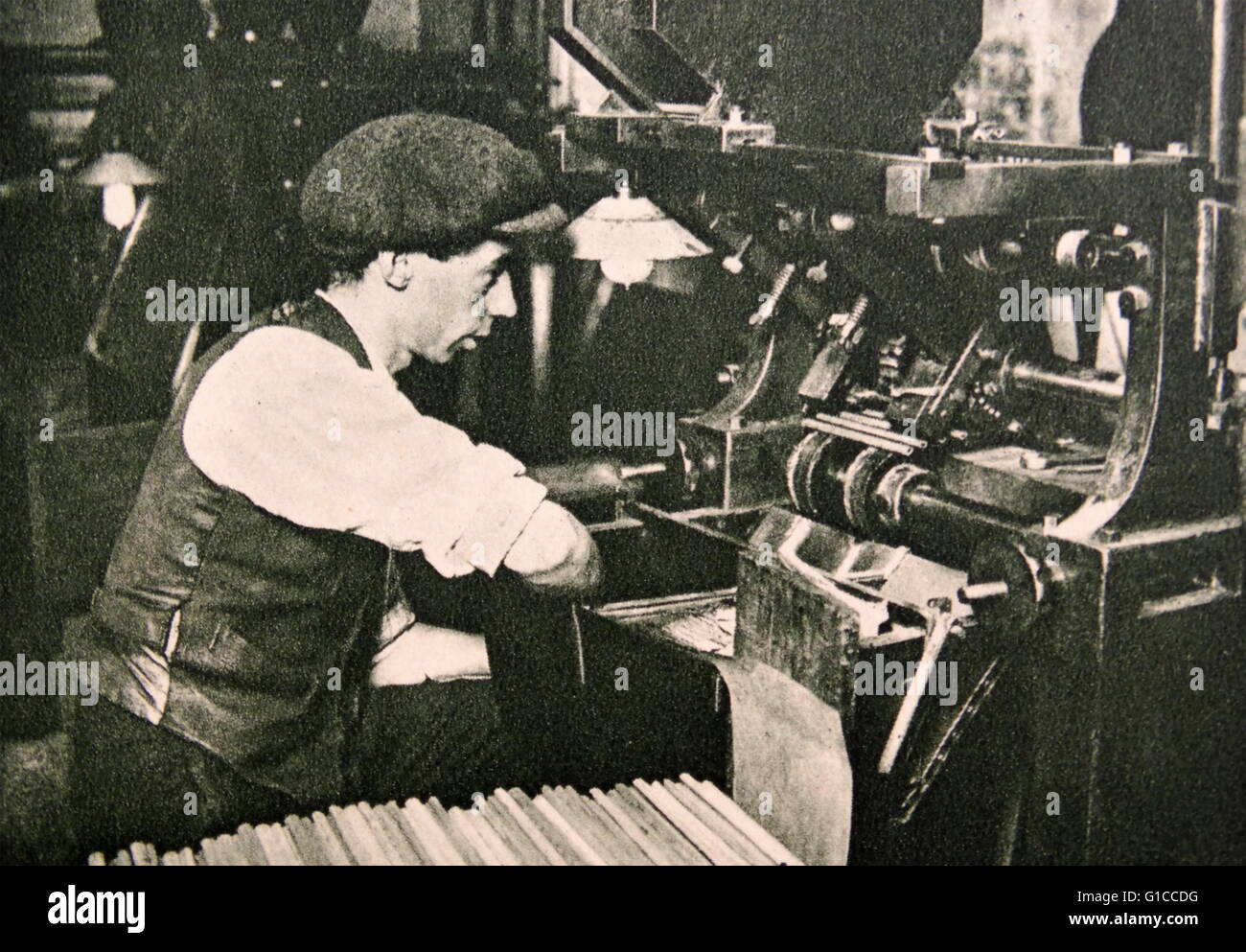 Macchina maschio operatore in una fabbrica a matita circa 1925 Foto Stock