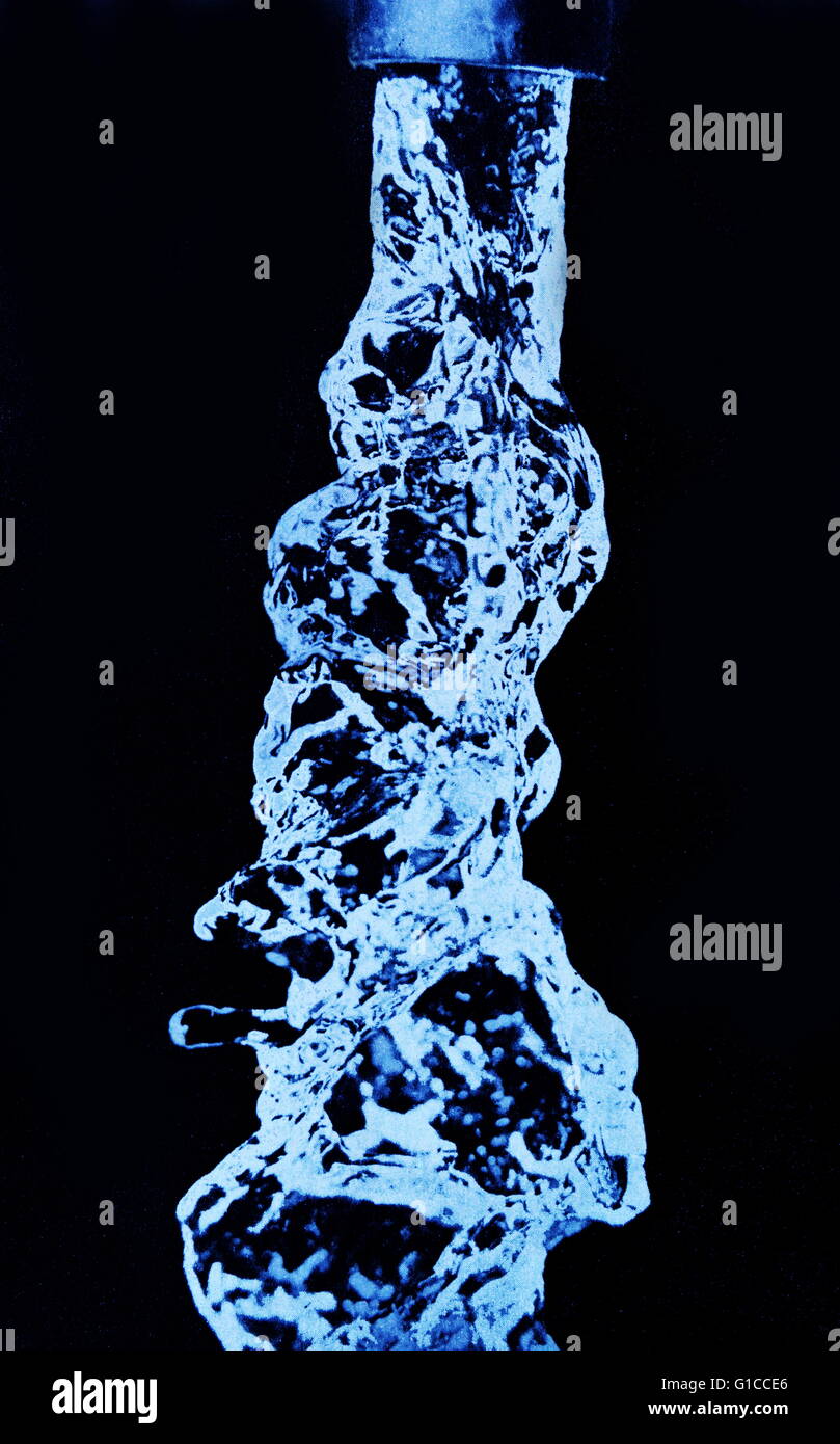 Alta velocità 1/30.000 di una seconda esposizione fotografica che mostra l'acqua che scorre da un rubinetto Foto Stock