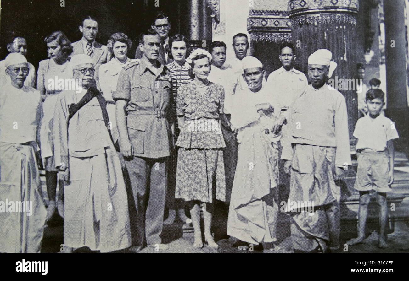 Lord e Lady Mountbatten visita il Shwe Dagon Pagoda, Rangoon, Birmania 13 marzo, 1948. Foto Stock