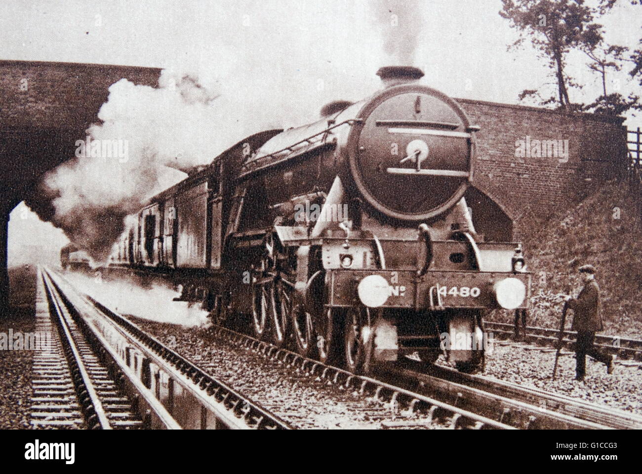 Treno a vapore si interrompe per acqua, Inghilterra 1930 Foto Stock