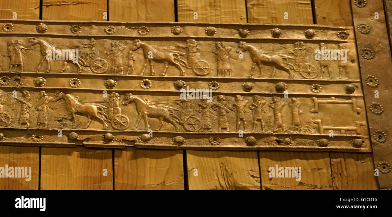 La ricostruzione del Balawat cancelli, tre gruppi di porte da Balawat, un antico Impero Assiro, goffrato con scene raffiguranti scene di guerra, la presentazione del tributo e la caccia dei leoni e dei buoi. Foto Stock