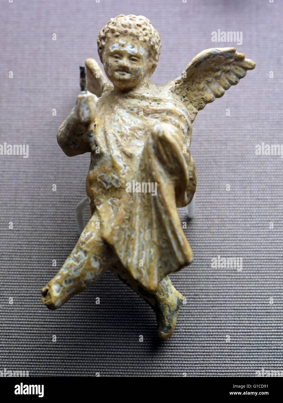 Dipinto e dorato figura in terracotta di Eros, il dio greco di amore in volo. Datata 200 BC Foto Stock