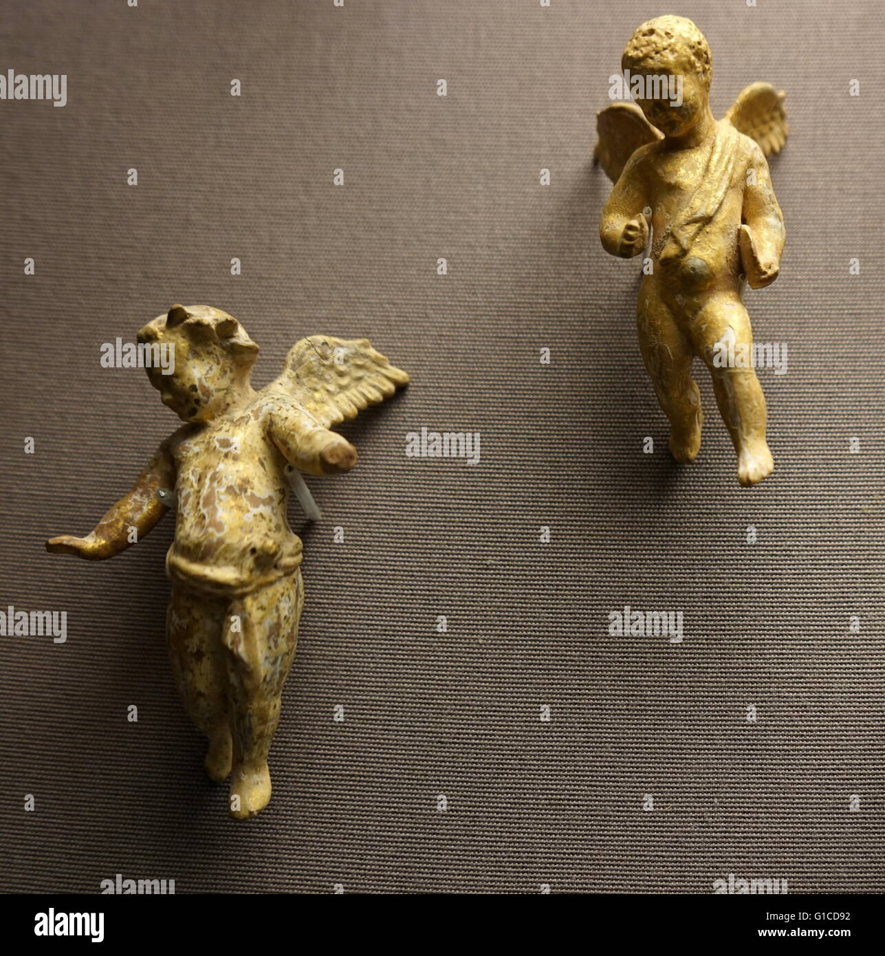 Dipinto e dorato figura in terracotta di Eros, il dio greco di amore in volo. Datata 200 BC Foto Stock
