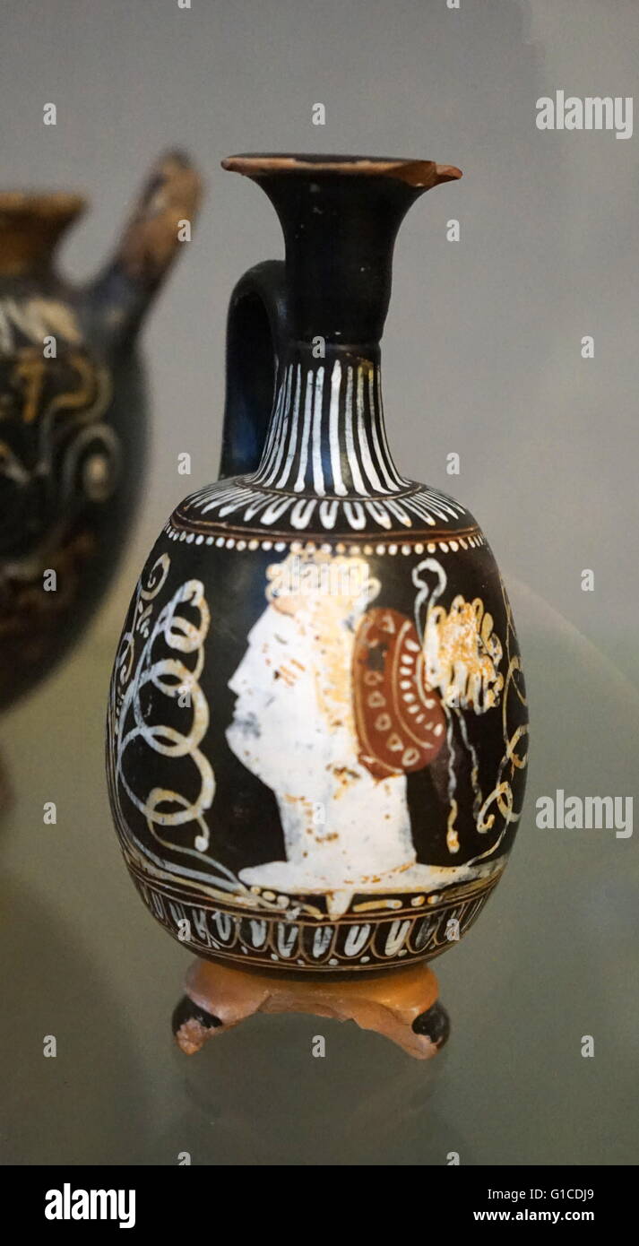 Gnathian squat lekythos con una testa femminile dipinta su. Da Nola. Datata 310 BC Foto Stock