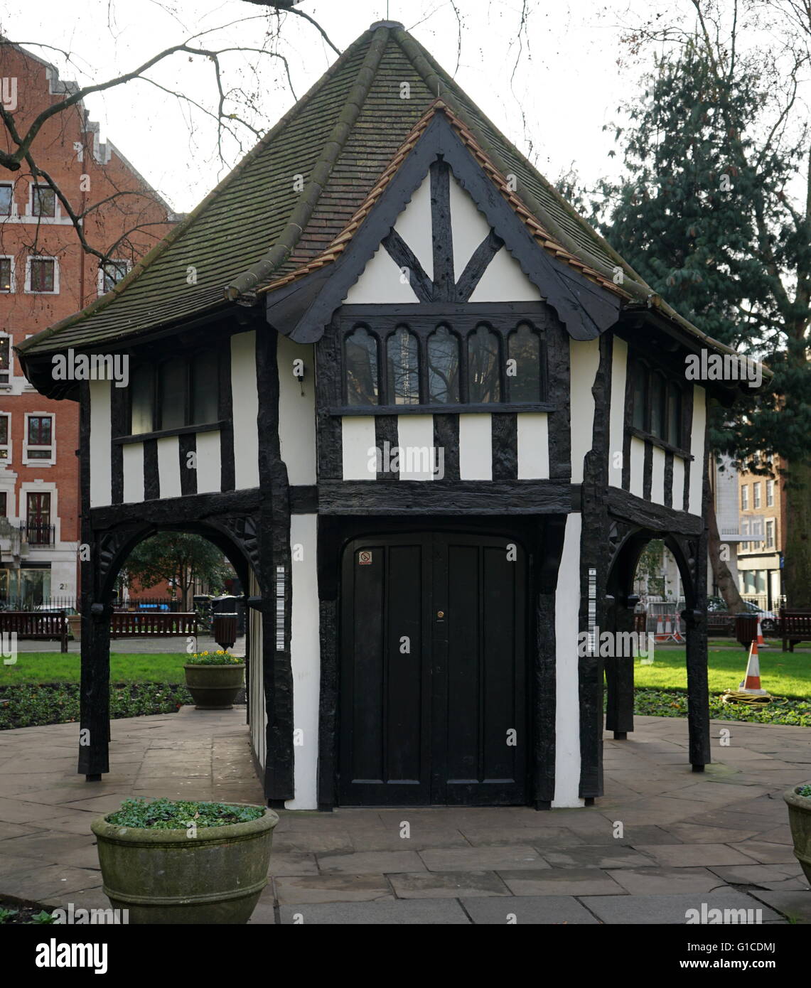 Vista di Soho Square. Costruito nel XVII secolo, uno dai luoghi più alla moda di vivere a Londra. Datata 2015 Foto Stock