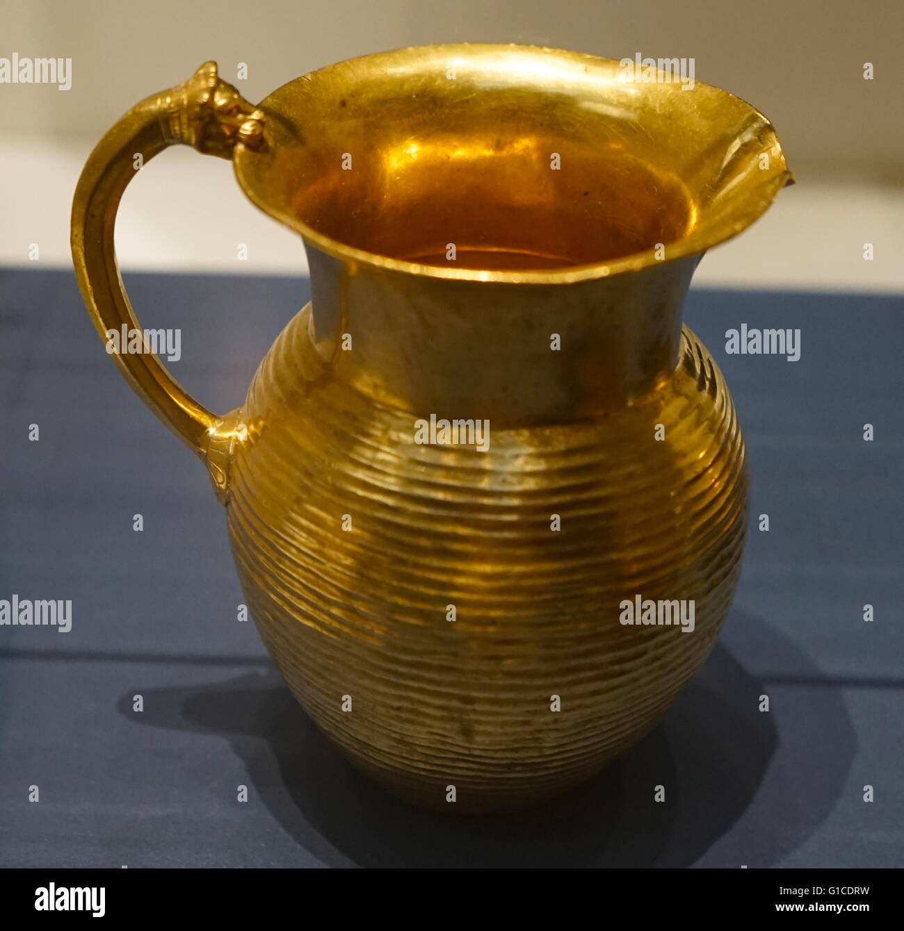 Golden caraffa con la realizzazione delle scanalature orizzontali, tipica del metallo achemenide lavoro. Datata V secolo A.C. Foto Stock