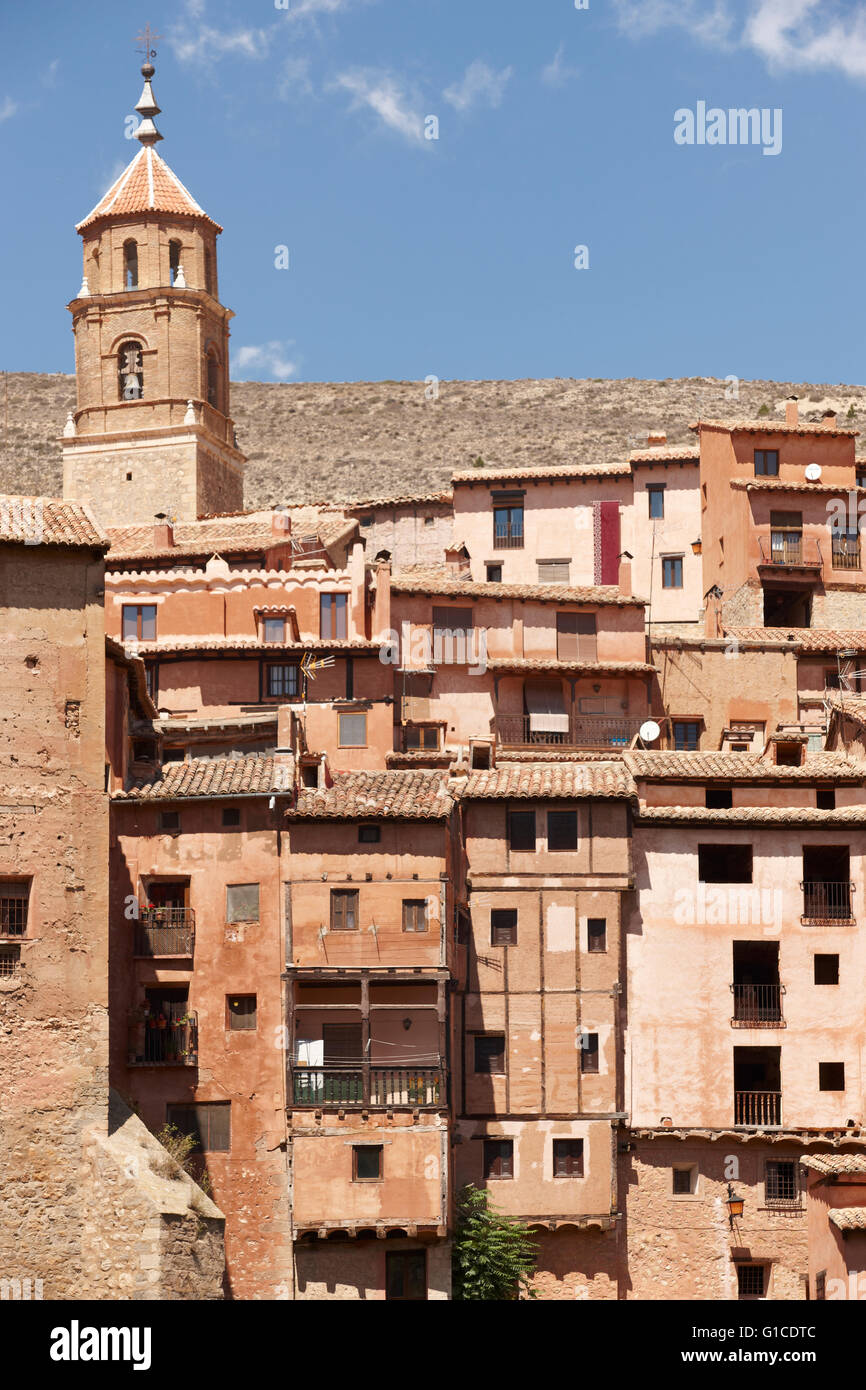 Pittoresca cittadina in Spagna. Cattedrale e case. Albarracin. In verticale Foto Stock