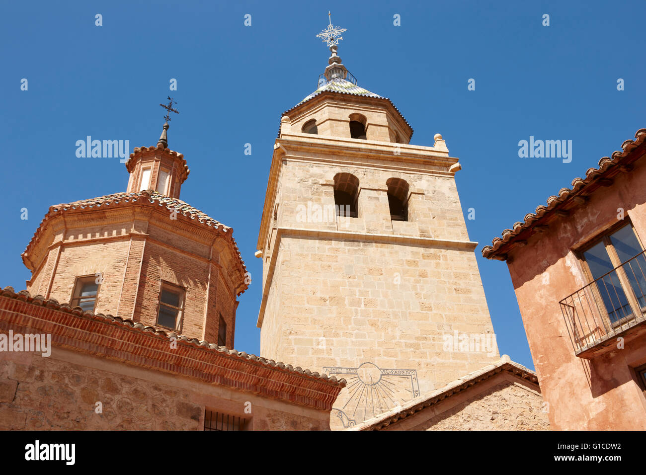 La torre della cattedrale e gli edifici antichi in Albarracin. Spagna. Pittoresco borgo Foto Stock